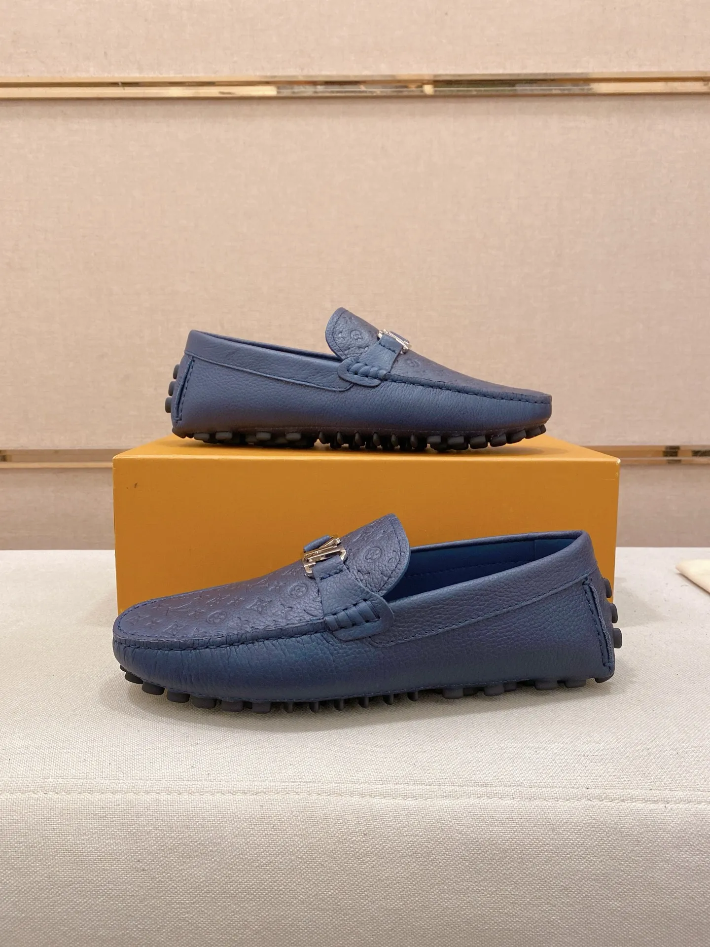Factory price: 500💰High-end quality! LV 🆕🆕Exclusive hot-selling products in stock🔥🔥New products on the shelves, high-quality Ferragamo men's pea shoes, high-end casual driving shoes, with complete packaging! 💪 💪 Material: imported pebbled first-layer cowhide 🐂 + imported high-quality buffalo leather lining + wear-resistant outsole 👍🏻👍🏻 Features: high-end and comfortable, purely handmade 🚀 🚀 Create the perfect shoe that suits you best 🔥 🔥 Size: (38-44) 45 standard size can be customized!